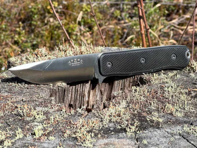 This is the F1xb with Tungsten carbide coating, what’s your go-to-knife when you’re out in the wilderness❓
•
#f1xb #fallkniven #elmax #tungstencarbide #survivalknife #lizard